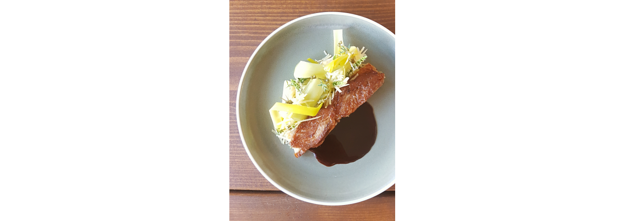Sous vide svinebryst med porreconfit og høost